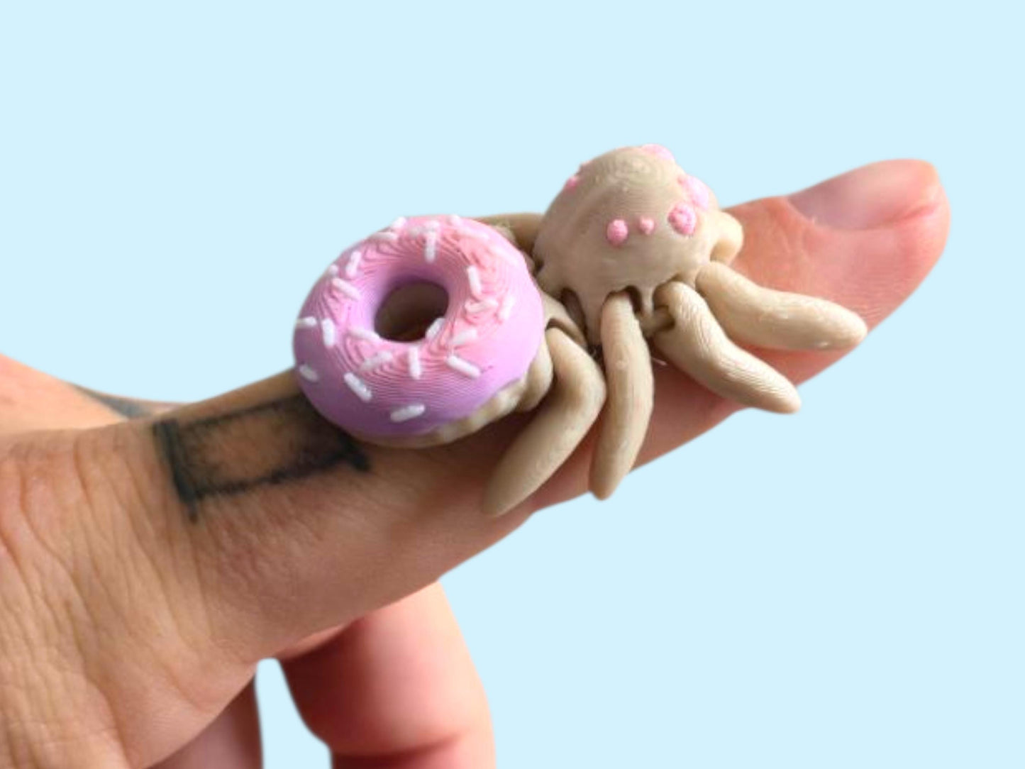 Doughnut Spider – 3D Printed Cute Spider Figurine with Donut Body – Kawaii Creepy-Cute Desk Toy – Funny Gift for Spider Lovers & Collectors